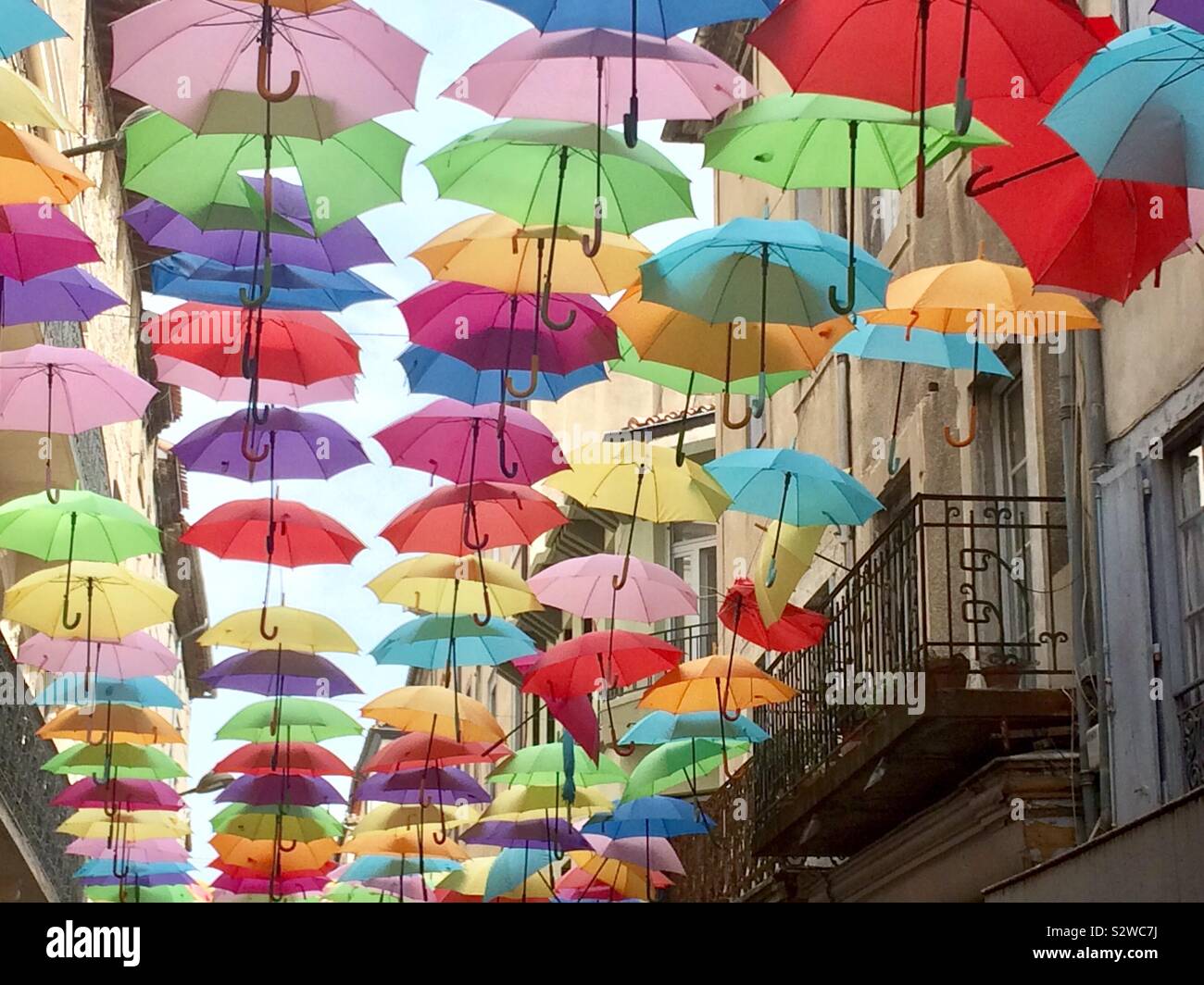 Ombrelloni colorati appesi in una strada, Carcassonne, Francia. Foto Stock