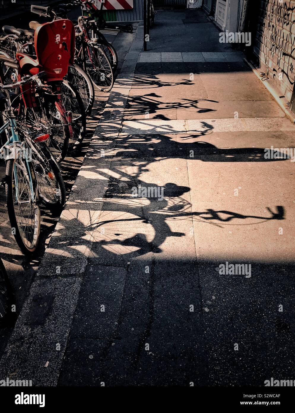Biciclette parcheggiate in Parigi Foto Stock