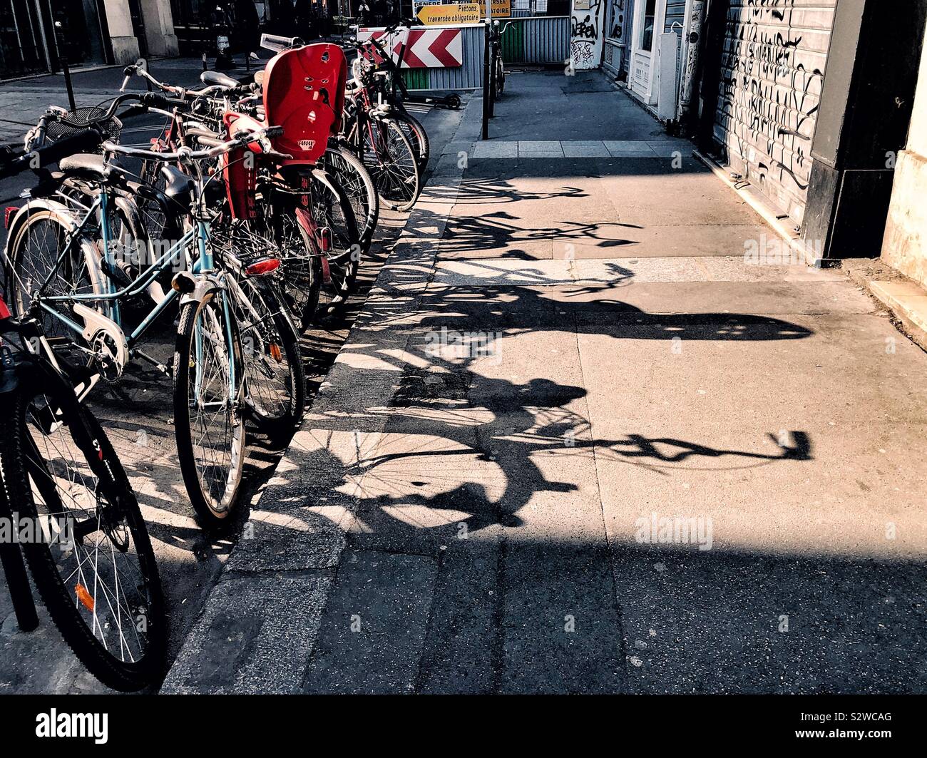 Biciclette parcheggiate in Parigi Foto Stock