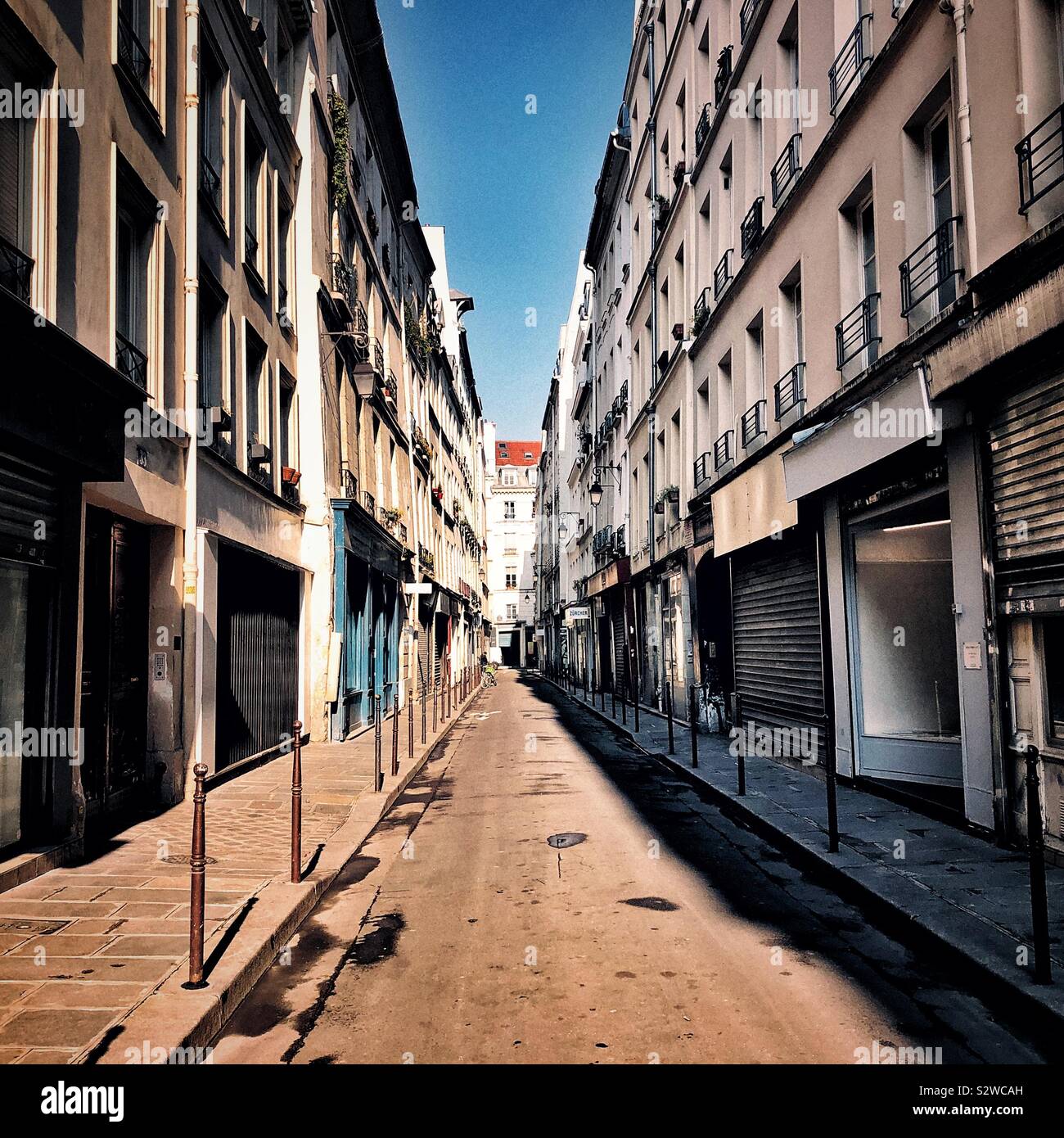 Giornata di sole su Paris Street nel quartiere di Marais Foto Stock