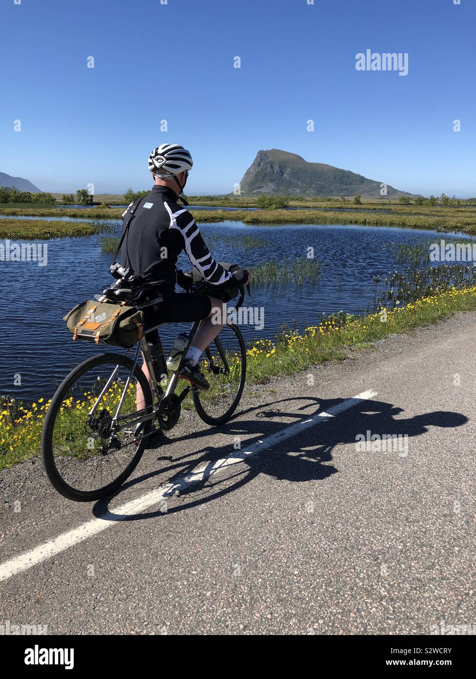 Ciclista maschio vicino Gimsoya, Isole Lofoten in Norvegia. Foto Stock
