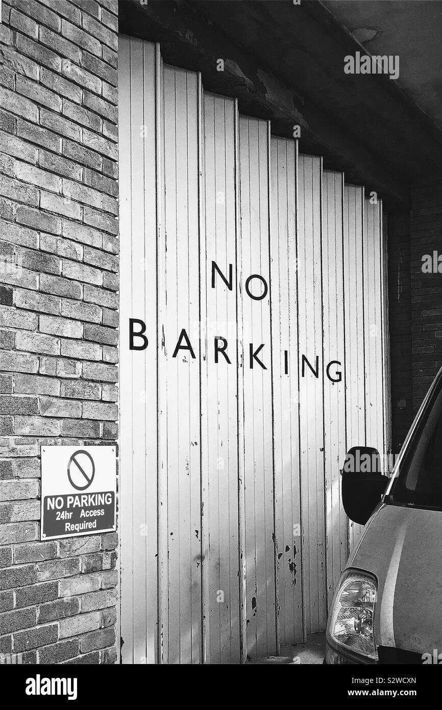 'No barking" scritte sui zig-zag porte di garage a Spike Island, Bristol, Regno Unito Foto Stock