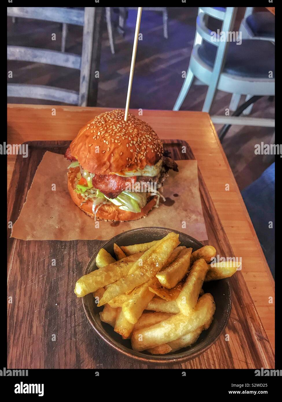 La colazione hamburger e patatine. Foto Stock