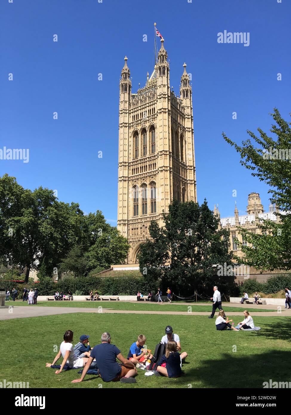 Picnic in famiglia a Torre di Victoria Gardens adiacente alla casa del Parlamento a Londra, in Inghilterra, Regno Unito Foto Stock