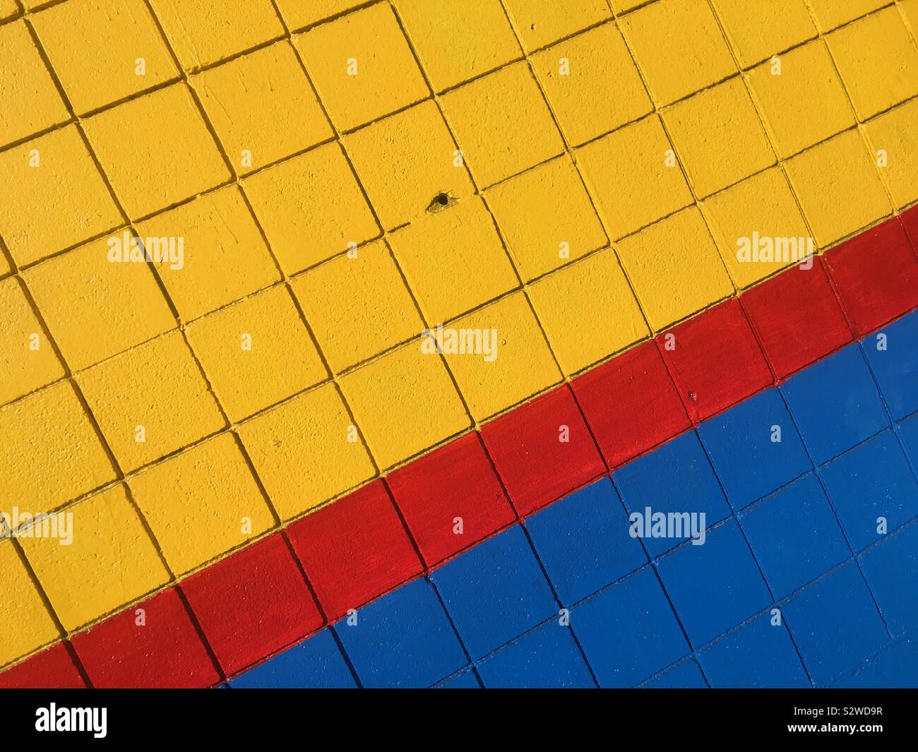 Dettaglio astratto di giallo, rosso e blu di piastrelle quadrate, fortemente angolati - Immagine stock catturata con smartphone