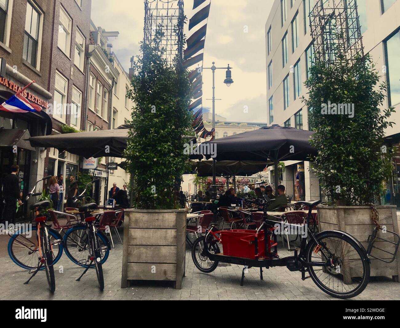 Le moto sono parcheggiate così bene in Amsterdam che improvvisato guardare le foto in scena Foto Stock