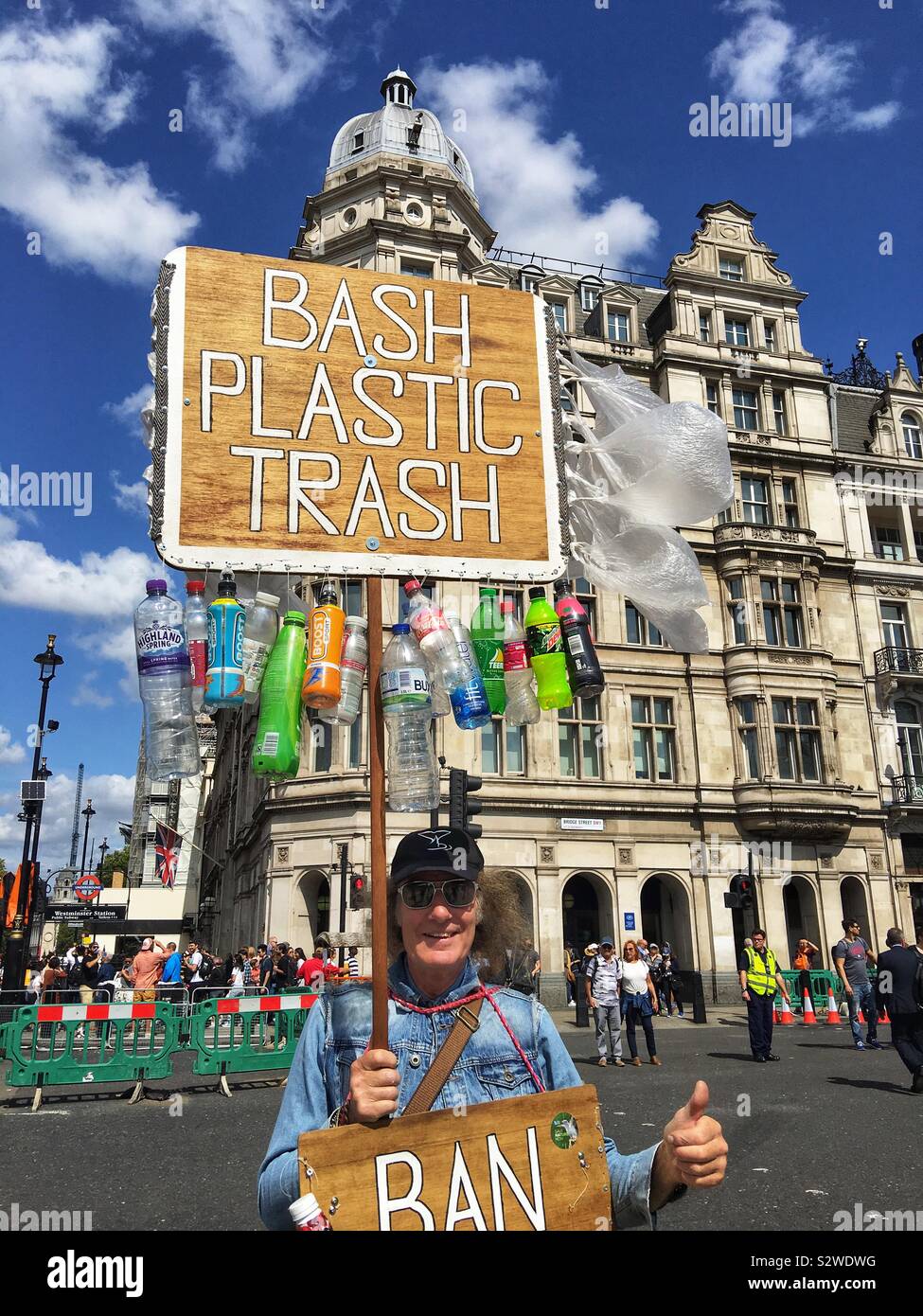 Salvare il pianeta protester in Londra invita i cittadini a ridurre la quantità di plastica che usano - Immagine stock catturata con smartphone