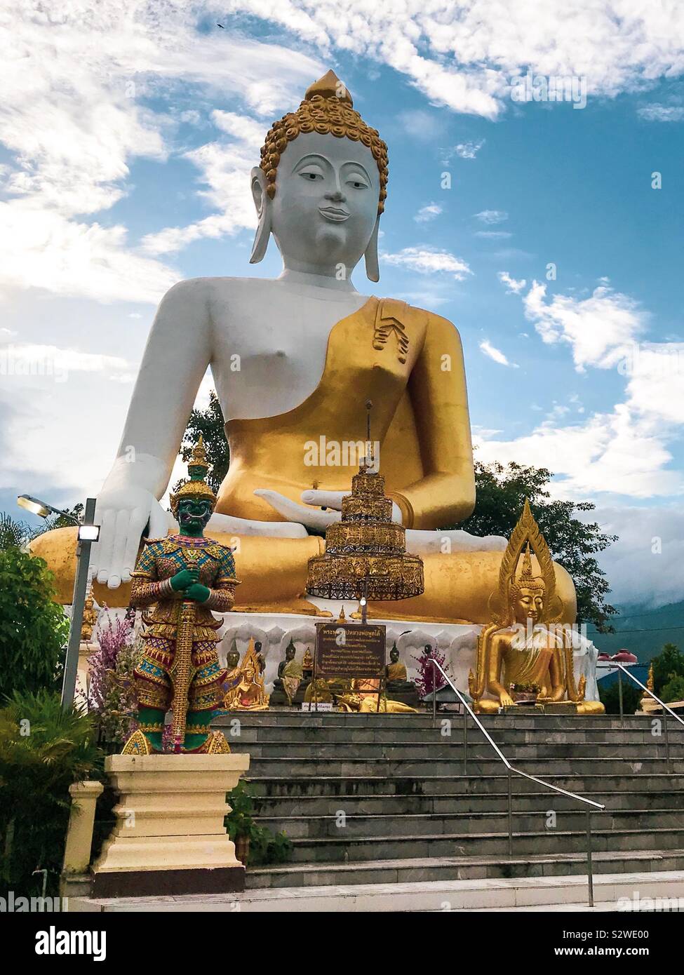 Il grande Buddha a Wat Phratad Doikhum in Chiang Mai Thailandia Foto Stock
