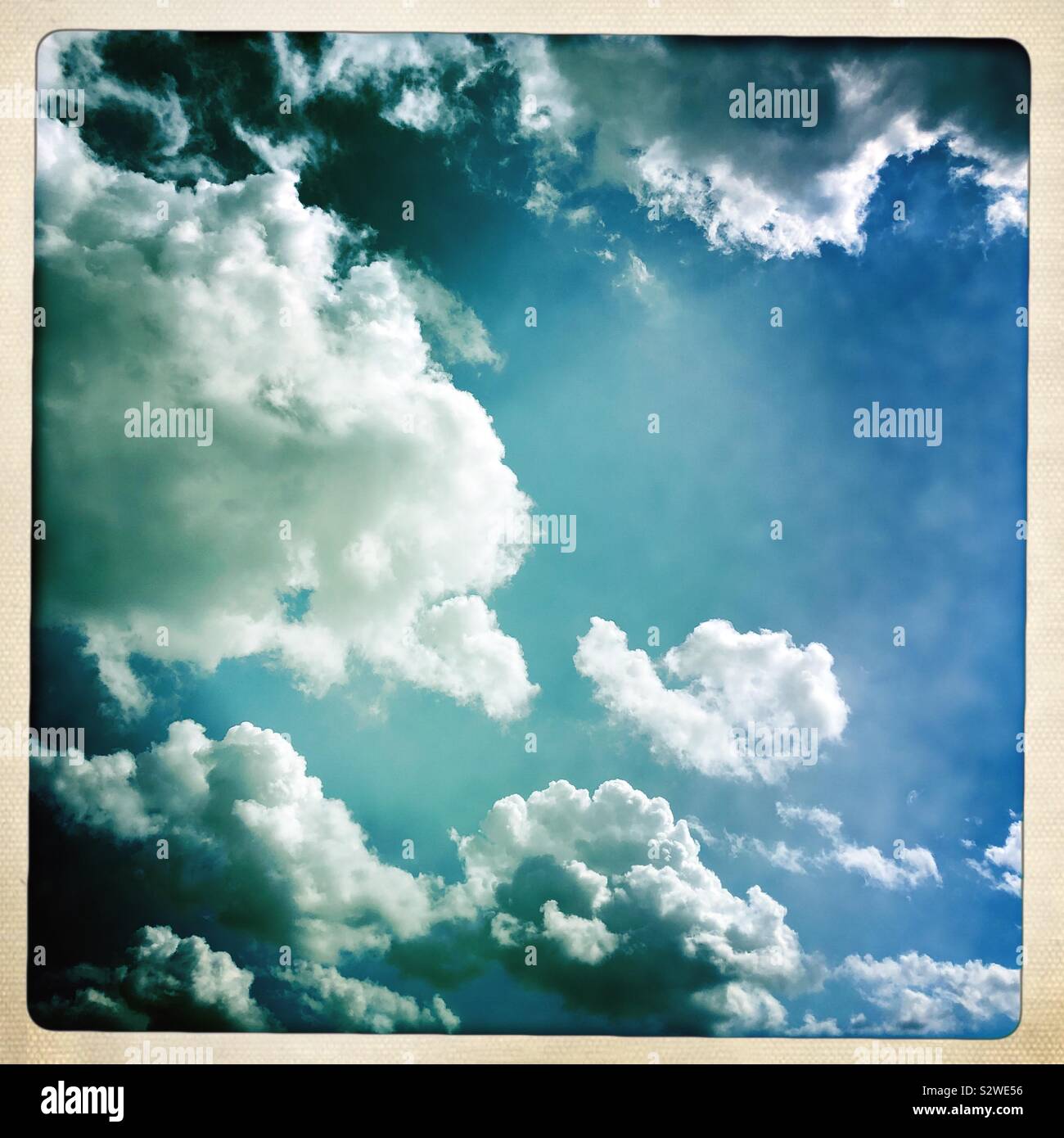 Puffy nuvole blu del cielo - Immagine stock catturata con smartphone