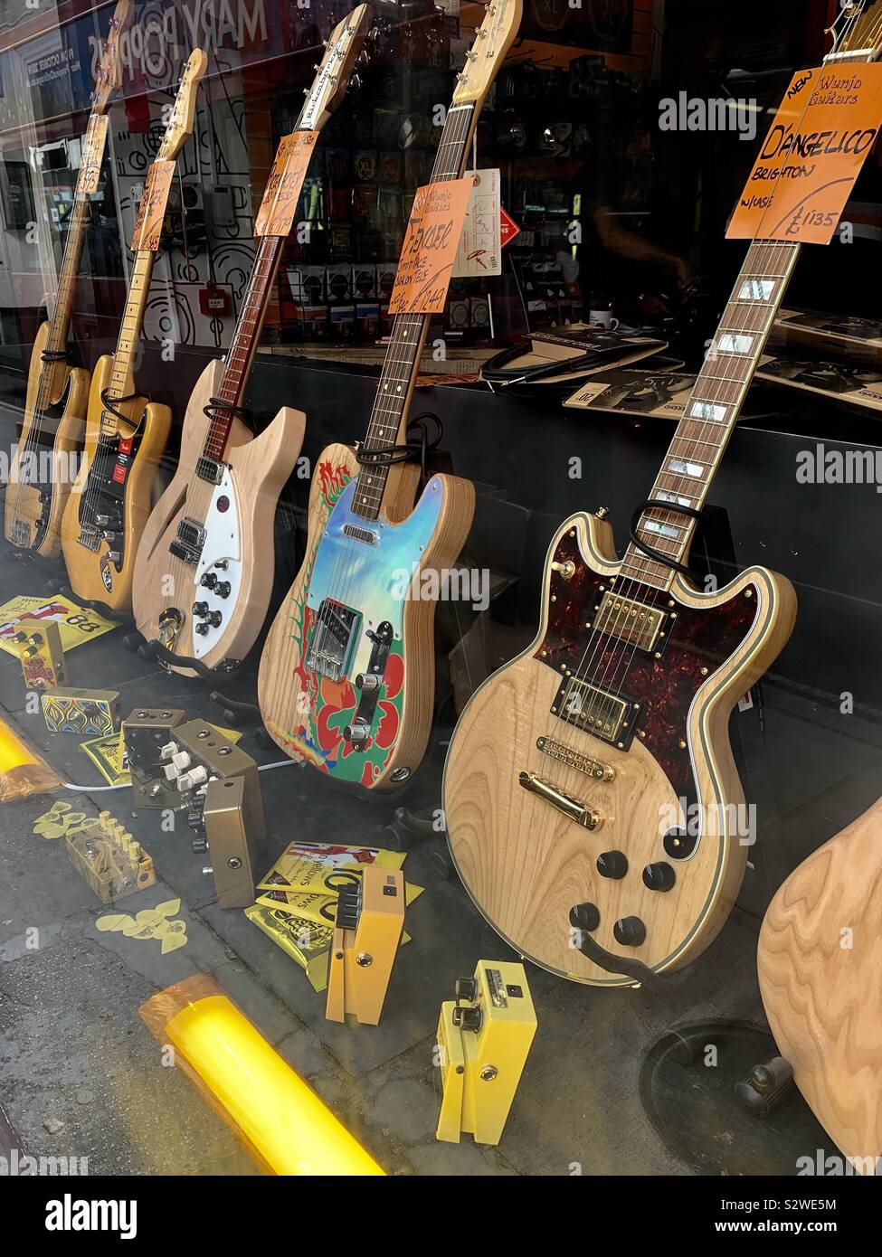 London, Regno Unito - 21 August 2019: chitarre elettriche in vendita in una vetrina in Danimarca Street. Foto Stock