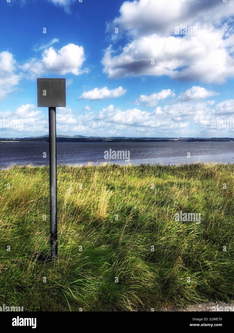 Signpost in bianco - Immagine stock catturata con smartphone