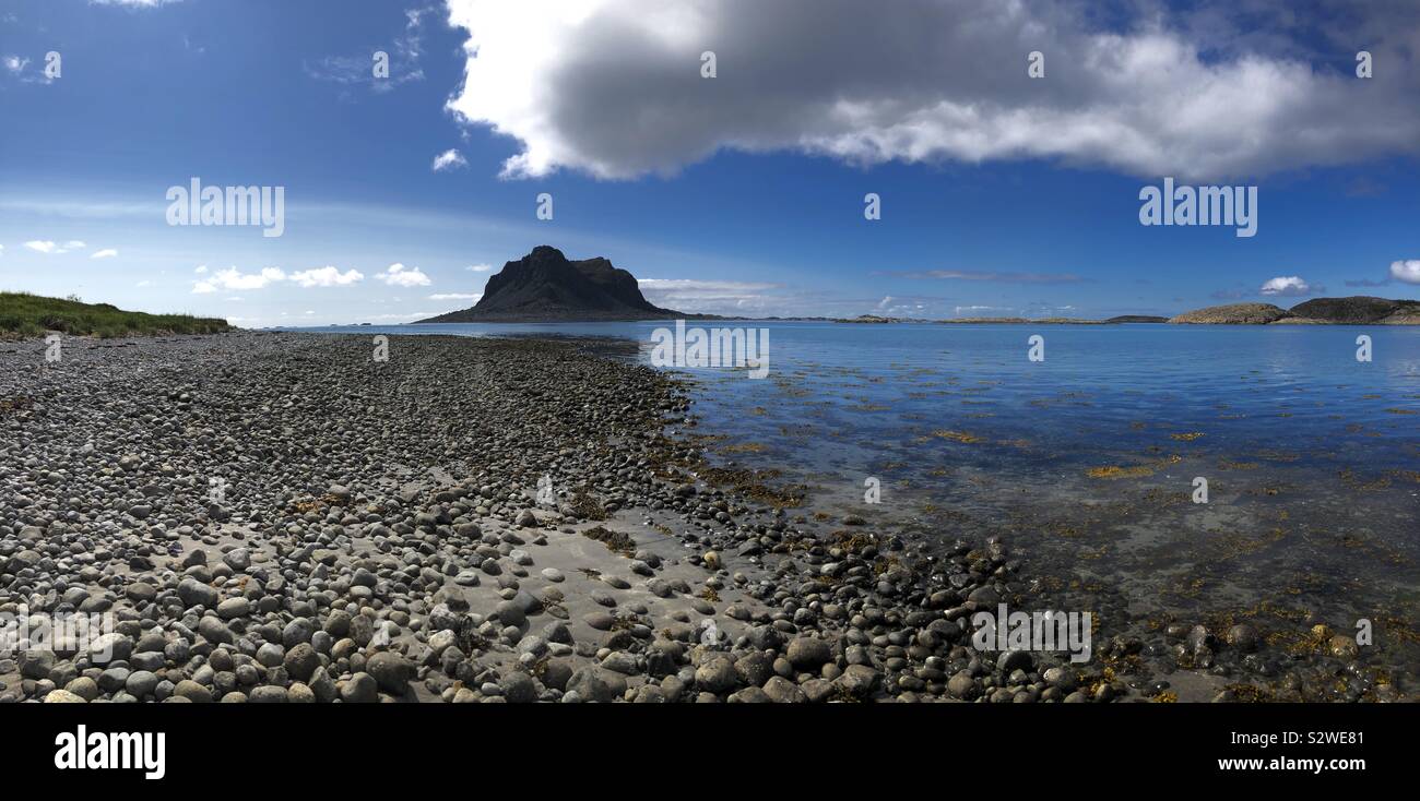 L'isola di Sola si trova al largo della costa della isola di Vega, Norvegia Foto Stock