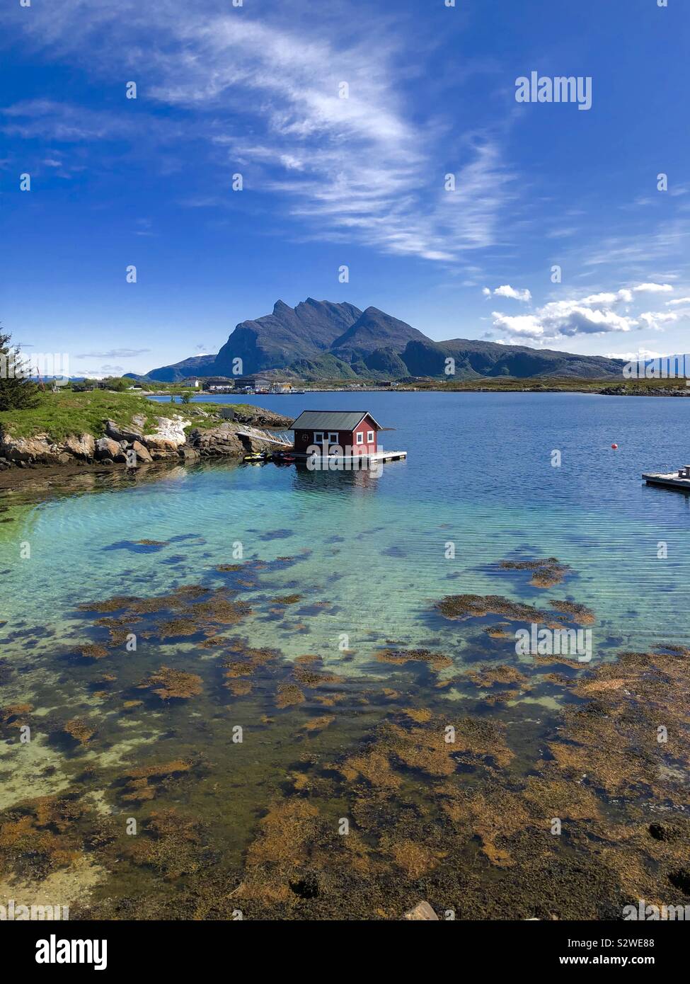 Cabina di pesca su Heroy Isola, Norvegia Foto Stock