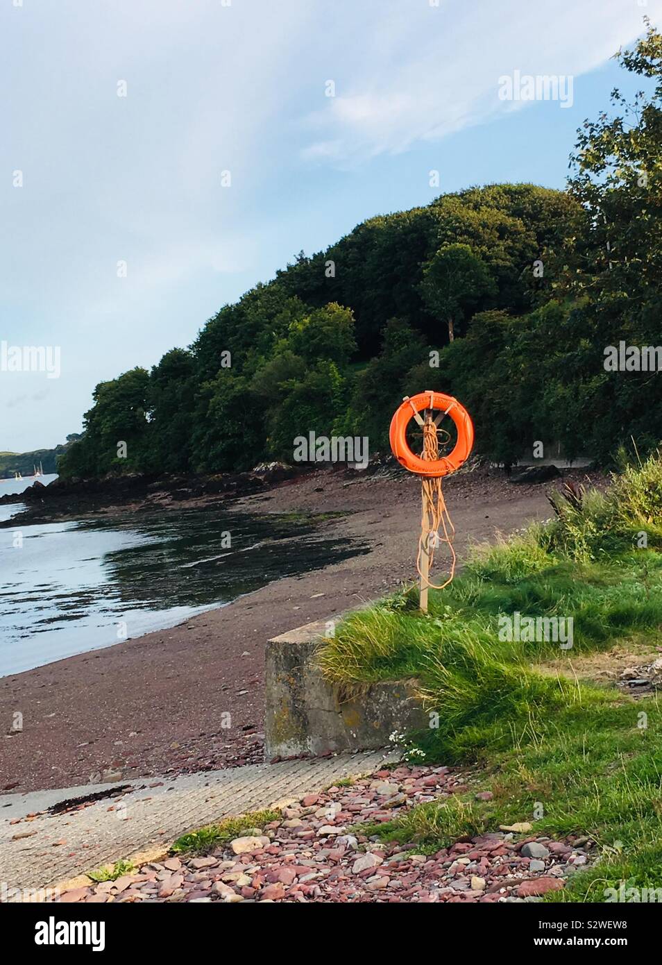 Sicurezza in spiaggia - Anello di vita in spiaggia in Galles occidentale Foto Stock