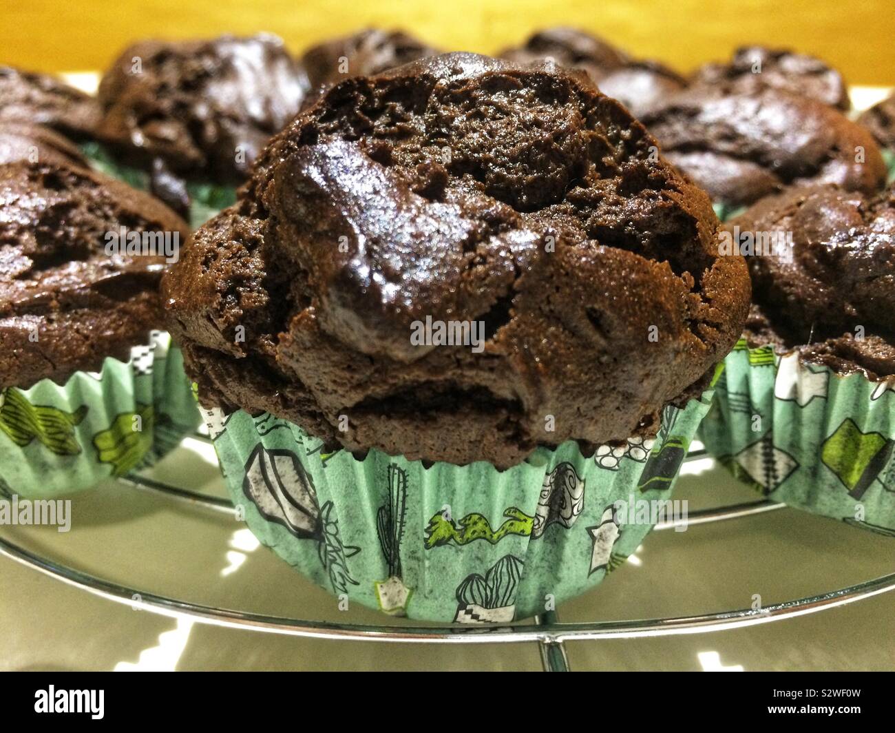 Fatta in Casa senza glutine tortini di cioccolato - Immagine stock catturata con smartphone