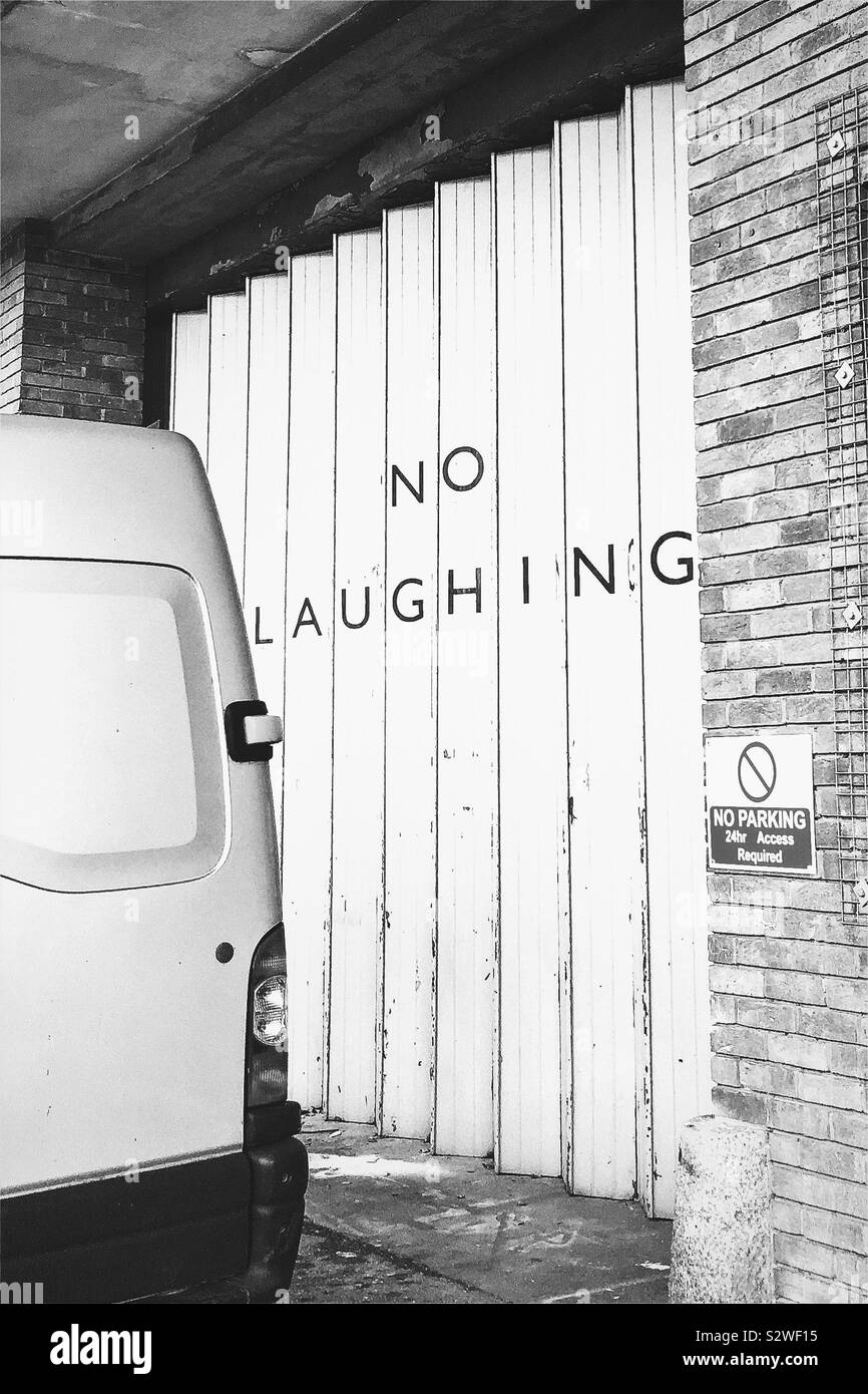 'No ridere di parole a zig-zag porte di garage a Spike Island, Bristol, Regno Unito Foto Stock