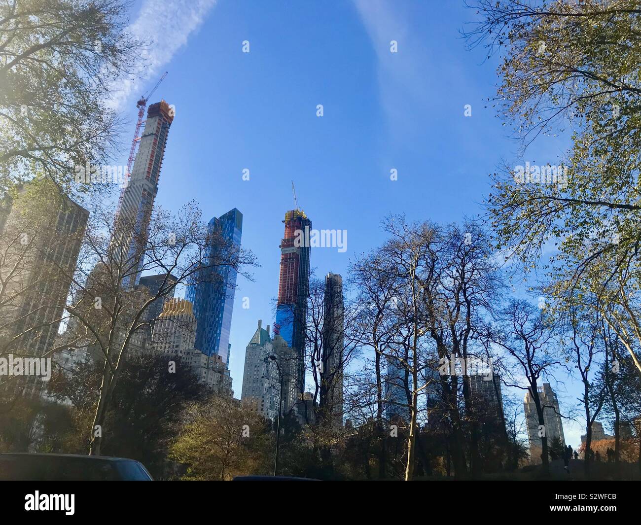 Guardando fuori di Central Park in inverno, la città di New York Manhattan Foto Stock