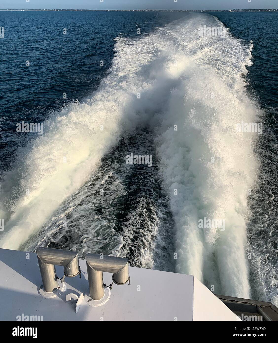 Un traghetto la scia Foto Stock