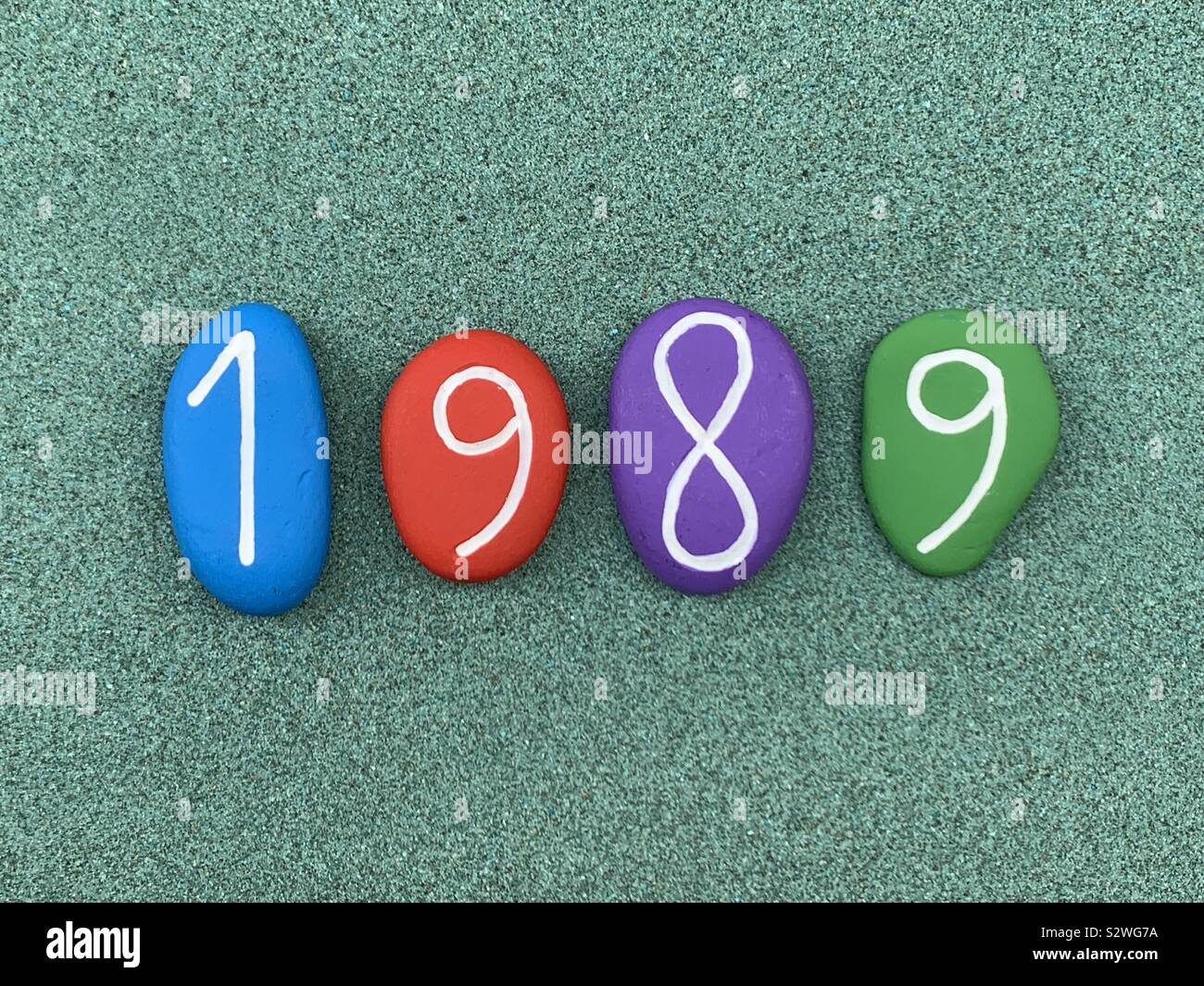 1989, un anno da ricordare composta con pietre colorate sulla sabbia verde Foto Stock