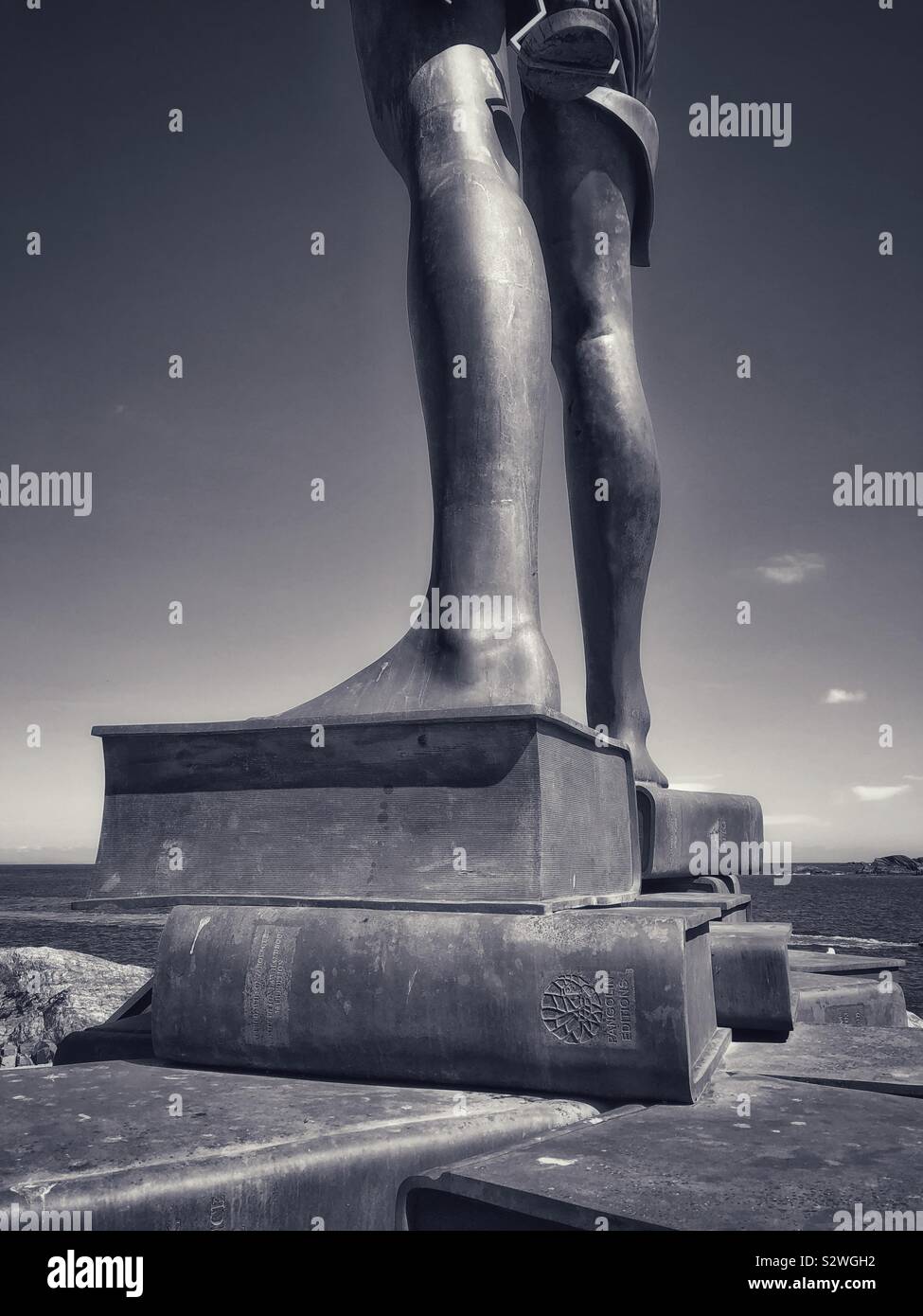 Verity- i piedi di Verity, la scultura di Damien Hirst in Ilfracombe Harbour, permanente sulla legge libri. Foto Stock