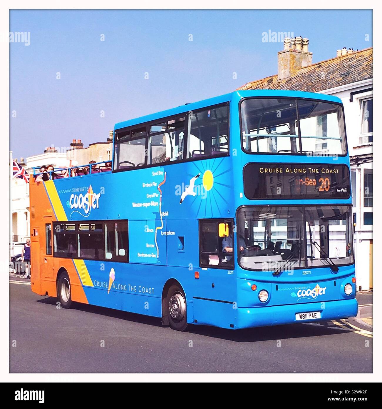 Un blu, open top bus turistico in Burnham on-Mare, Somerset, Regno Unito. La visualizzazione di destinazione dice 'crociera lungo la costa". Foto Stock