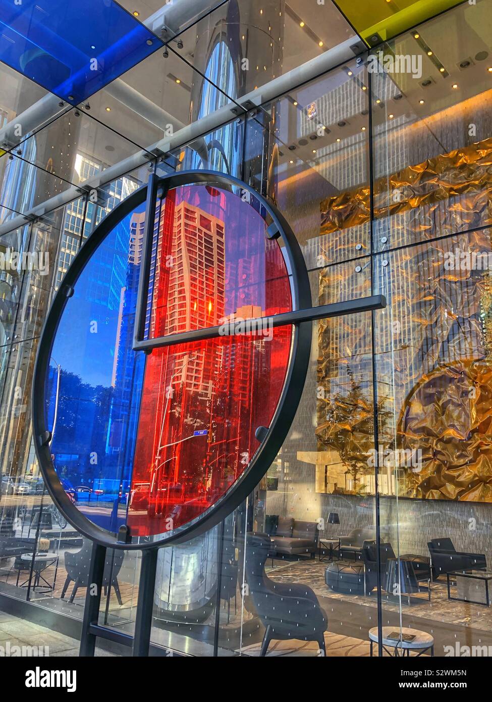 Esterno di vetro di un edificio per uffici nel centro cittadino di Toronto, Canada. - Immagine stock catturata con smartphone