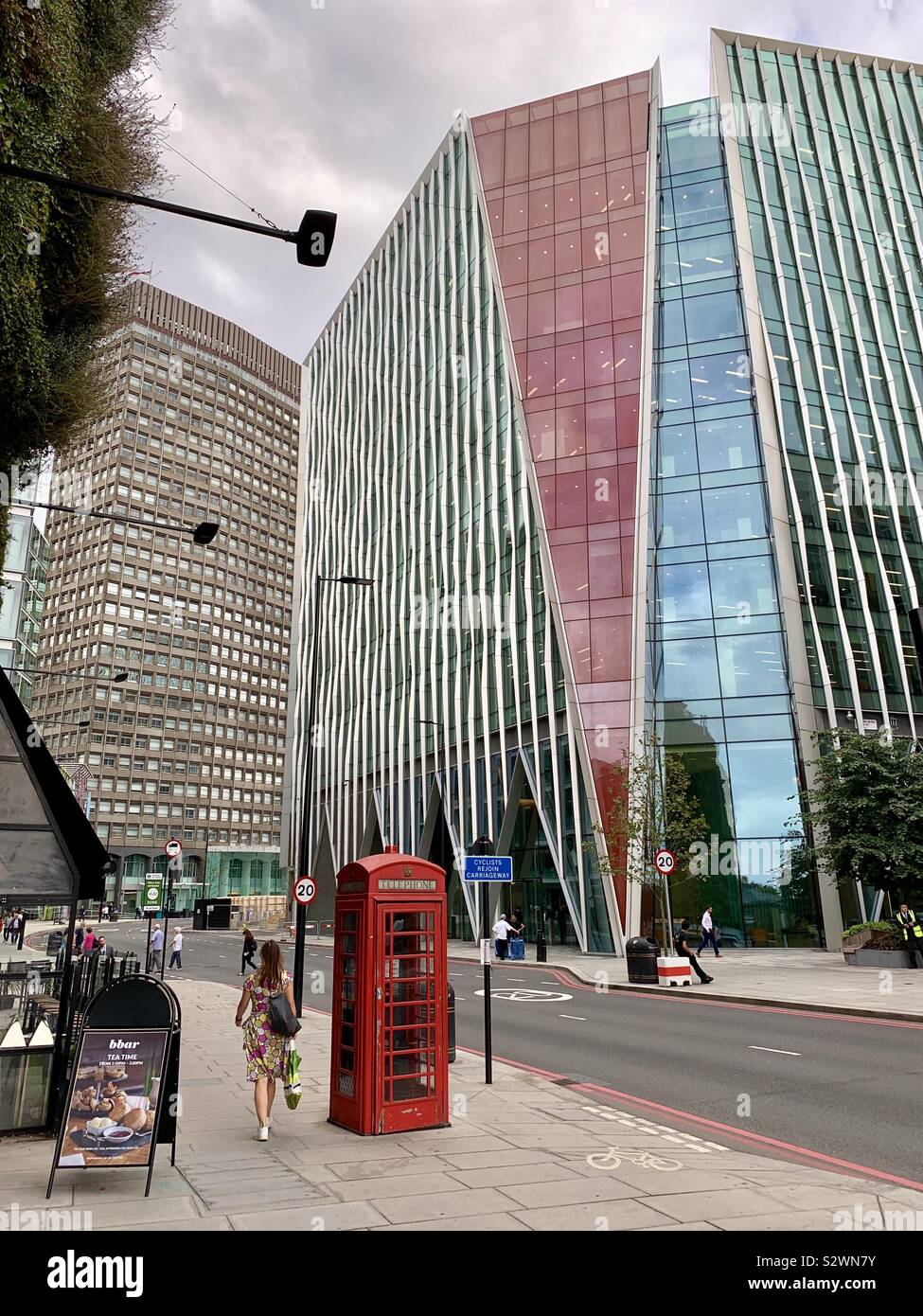 London, Regno Unito - 28 August 2019: il colorato Nova Nord alto edificio di uffici in Buckingham Palace Road, Bressenden Place, Victoria. - Immagine stock catturata con smartphone