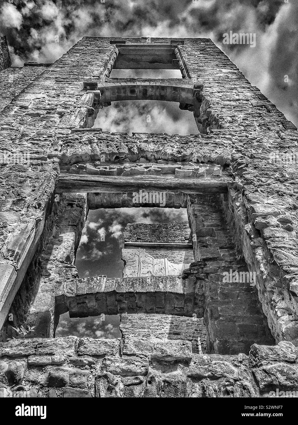 Immagine in bianco e nero di rovine del vecchio Hardwick Hall, Derbyshire, in Inghilterra. Periodo Tudor House costruito tra il 1587-96 per Bess di Hardwick, Elizabeth Shrewsbury Foto Stock