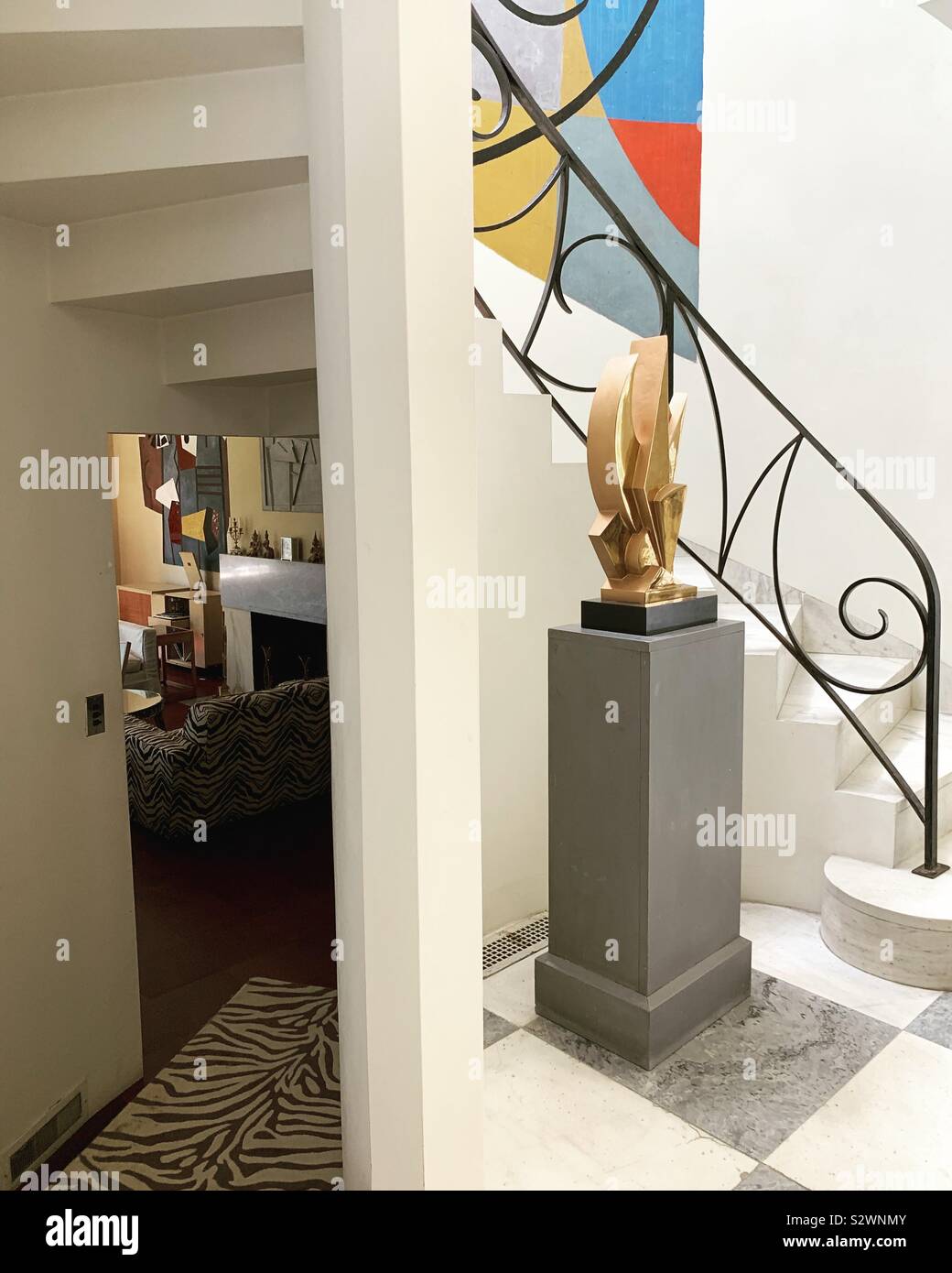 Entrata al salotto sulla sinistra, la scultura e la scala sulla destra, Frelinghuysen Morris House & Studio, Lenox, Massachusetts, Stati Uniti Foto Stock