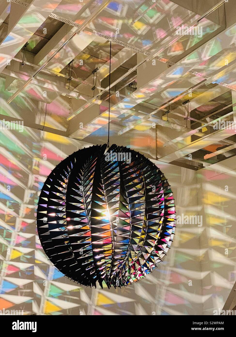 London, Regno Unito - 29 August 2019: freddo mondo sfera (2012). Parte del nella vita reale caso di Olafur Eliasson alla Tate Modern. Foto Stock