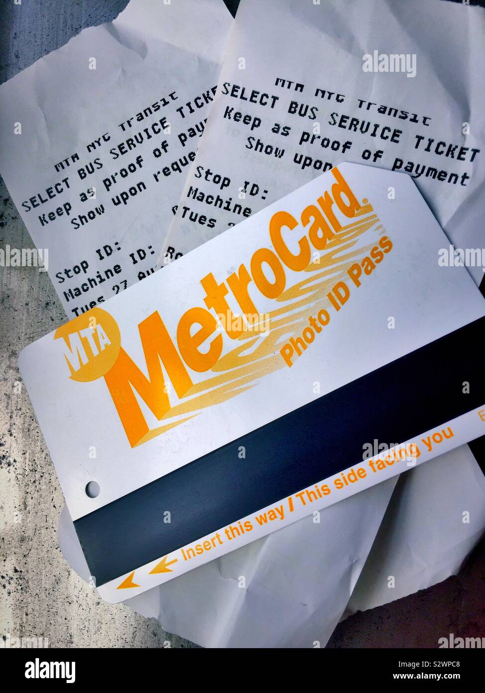 Ancora la vita di MTA senior tariffa ridotta MetroCard e selezionare servizio bus ricevute, NYC, STATI UNITI D'AMERICA Foto Stock