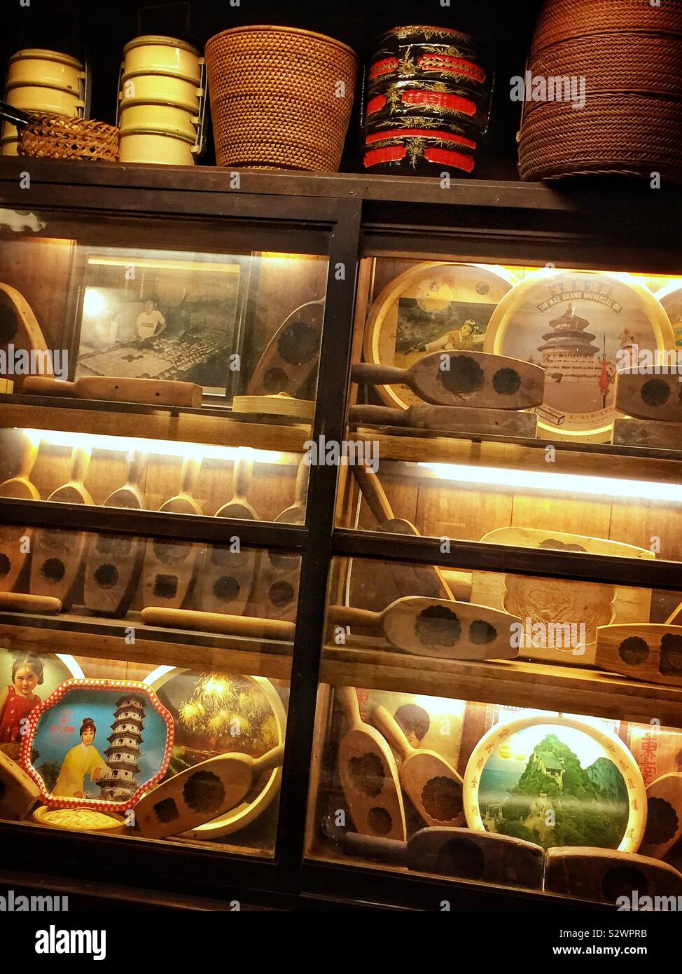 Stampi in legno di stile Cinese biscotti a Ming Xiang Tai Pasticceria (名香泰餅家) nella vecchia città di George Town, Penang, Malaysia - Immagine stock catturata con smartphone