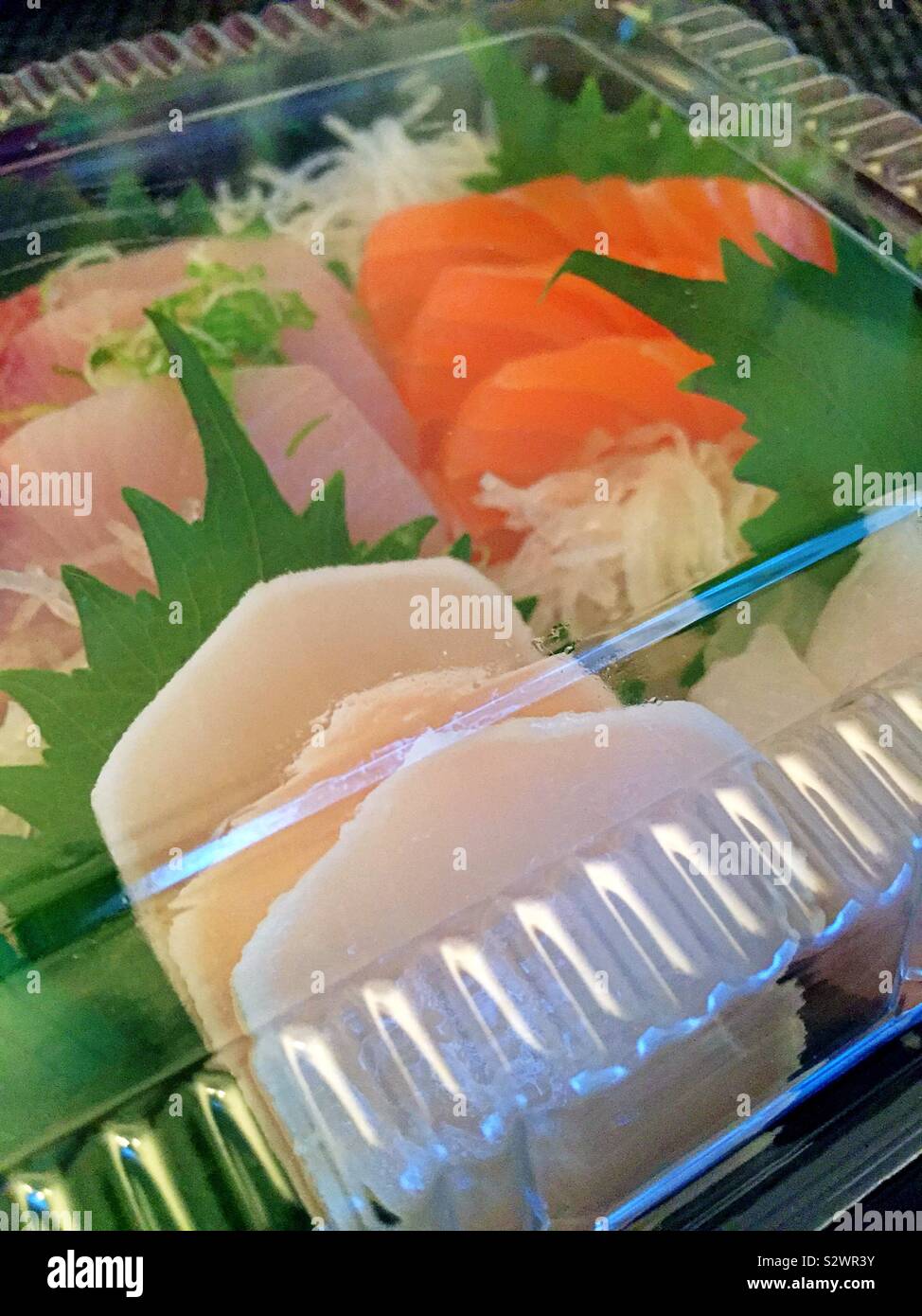 Sashimi. Cena in una plastica scatola di consegna - Immagine stock catturata con smartphone