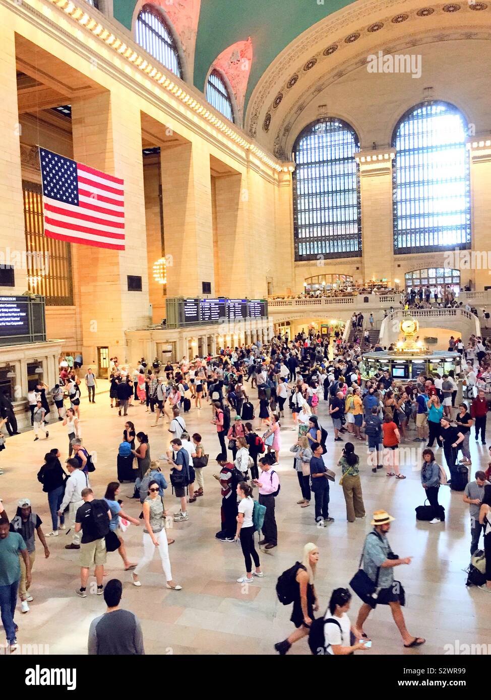 La folla pack il grand concourse in Grand Central Terminal su una settimana intensa giornata nel pomeriggio, NYC, STATI UNITI D'AMERICA - Immagine stock catturata con smartphone