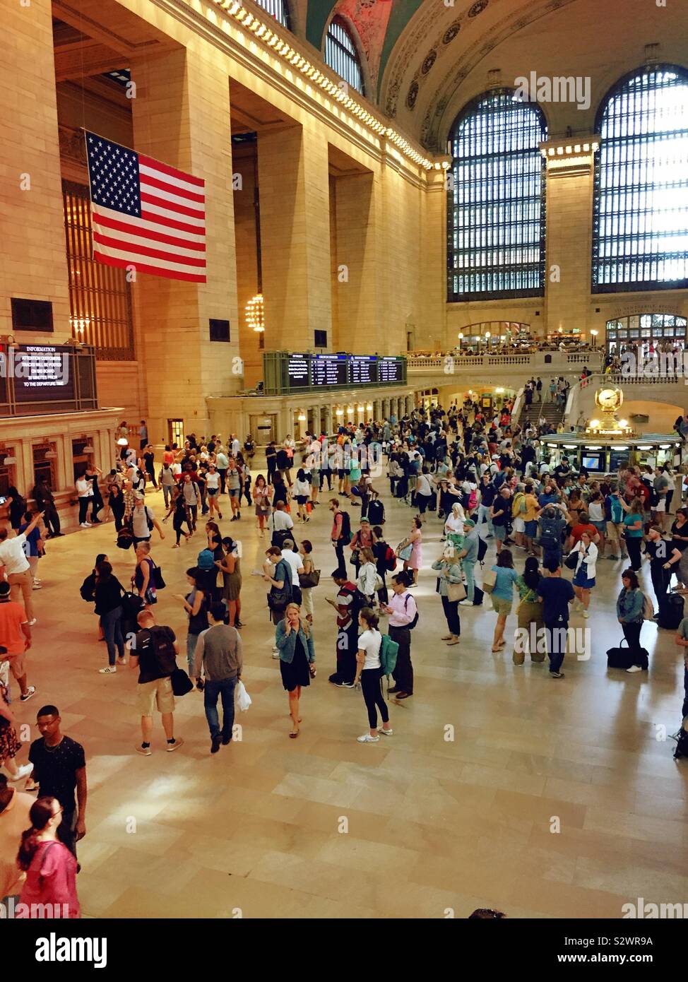 Una folla di gente che in una settimana intensa giornata nel pomeriggio in Grand Central Terminal, NYC, STATI UNITI D'AMERICA - Immagine stock catturata con smartphone