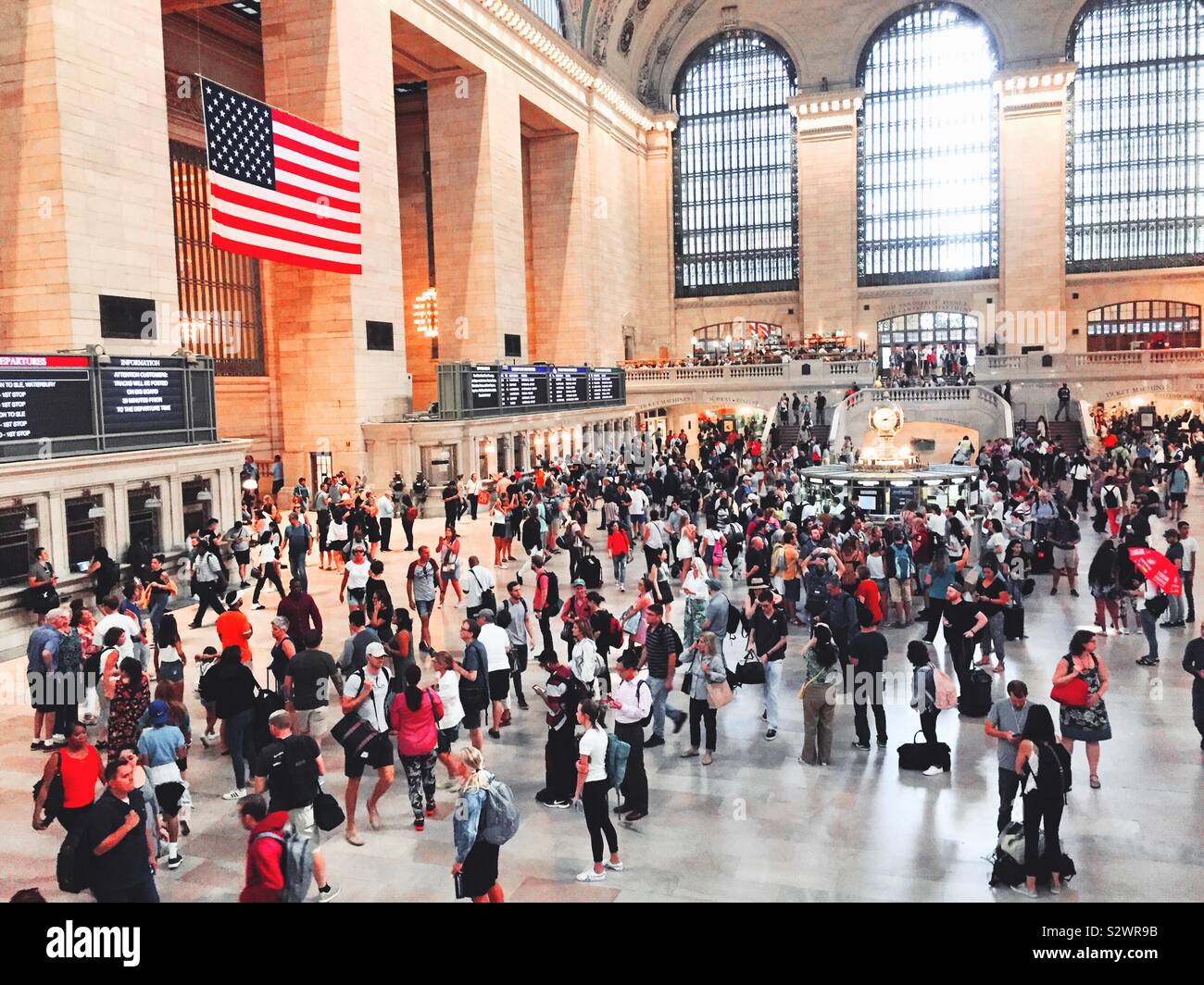 L'ora di punta al Grand Central Terminal è un luogo molto affollato, NYC, STATI UNITI D'AMERICA - Immagine stock catturata con smartphone