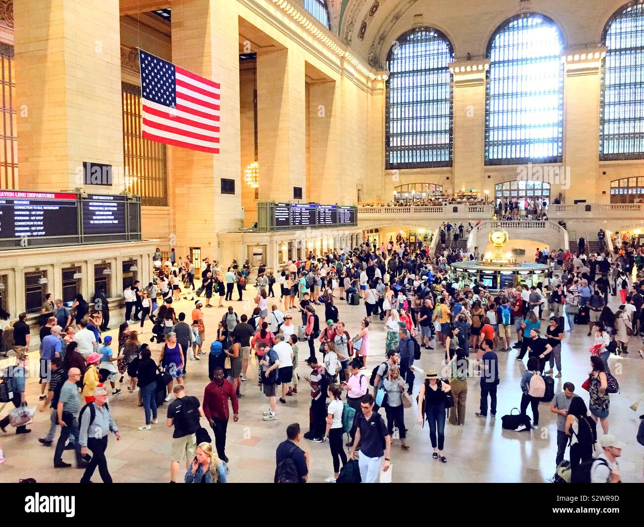 Pendolari pack il grand concourse in Grand Central Terminal durante un giorno feriale rush ore di pomeriggio, NYC, STATI UNITI D'AMERICA - Immagine stock catturata con smartphone