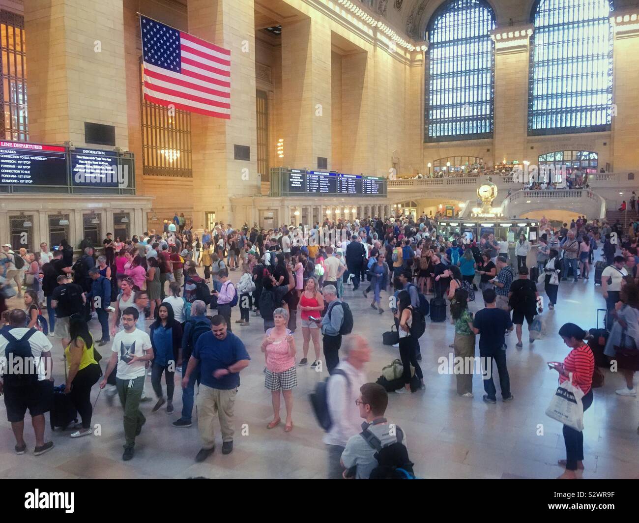 La folla pack il grand concourse in Grand Central Terminal su una settimana intensa giornata nel pomeriggio, NYC, STATI UNITI D'AMERICA - Immagine stock catturata con smartphone
