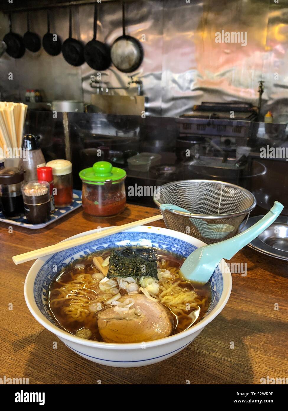Una ciotola di spaghetti ramen minestra in un ristorante in Giappone. Foto Stock