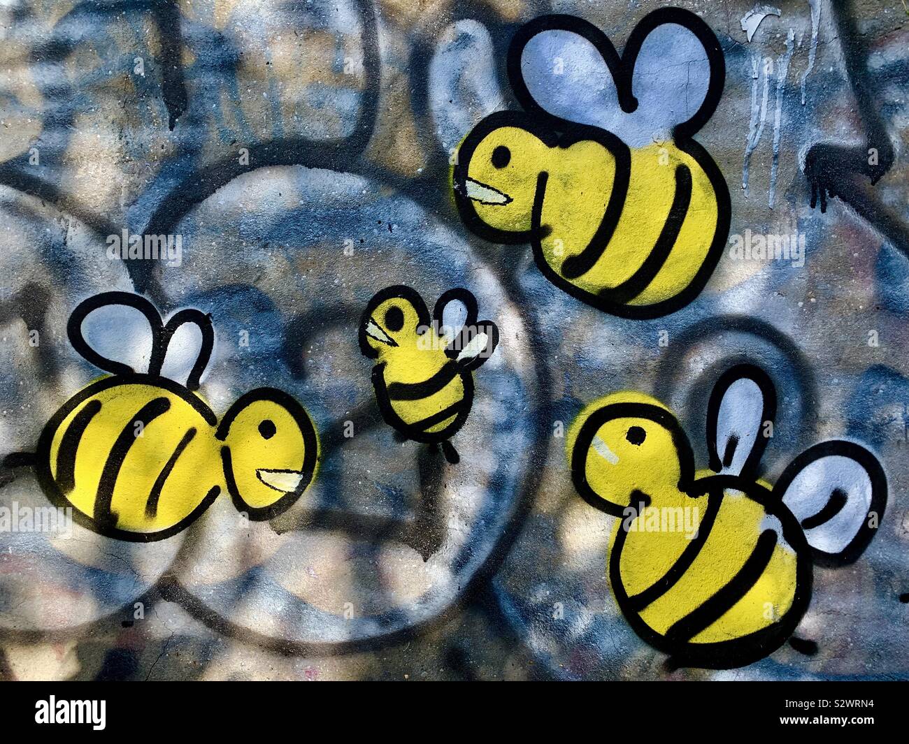 Graffiti di api su un muro di mattoni da Regent's Canal di Londra. Foto Stock