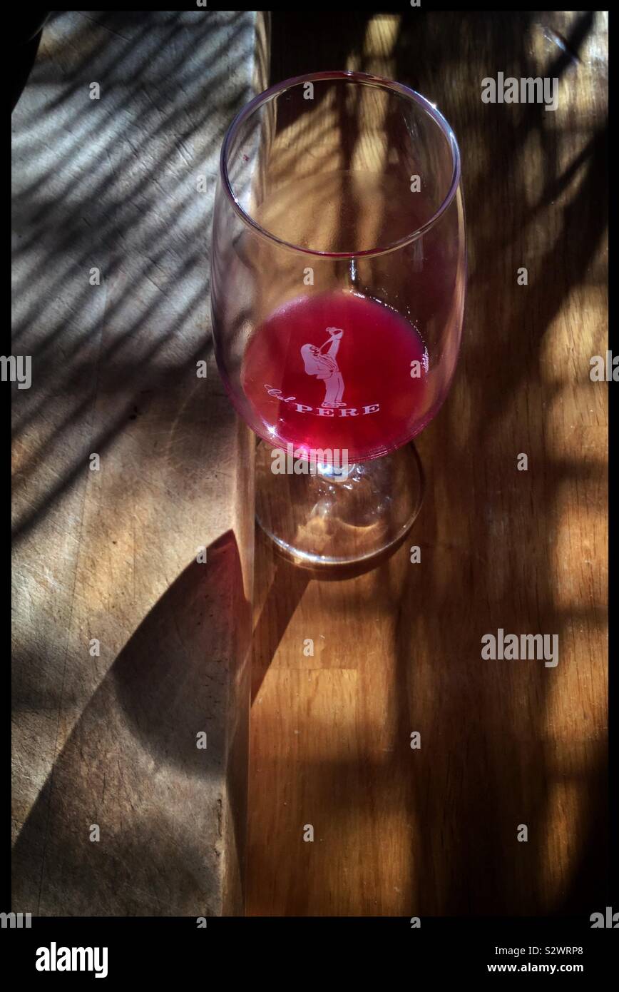 Succo di uve Syrah direttamente dalla pressa per fare un vino rosato, Catalogna, Spagna. - Immagine stock catturata con smartphone