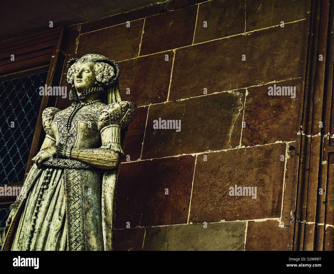 La scultura in pietra di Maria Regina di Scozia, Hardwick Hall, Derbyshire, in Inghilterra. 1822 Statua da Sir Richard Westmacott Foto Stock