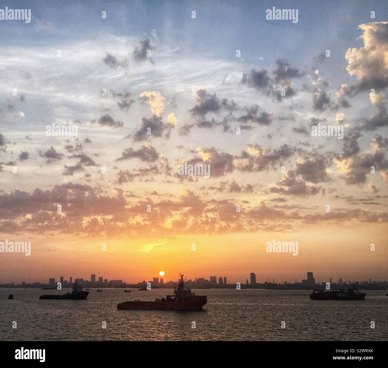 Orizzonte il tramonto sulla città di Mumbai, India. Il carattere dello skyline della città salta fuori durante le ore serali che fa per una piacevole vista. Foto Stock