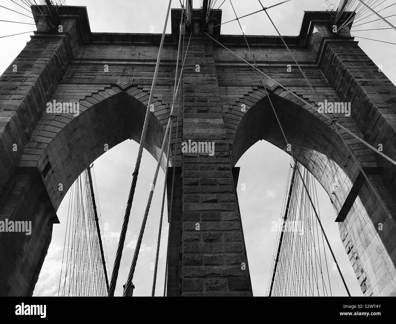 Ponte di Brooklyn pilastri e volte ad angolo Foto Stock