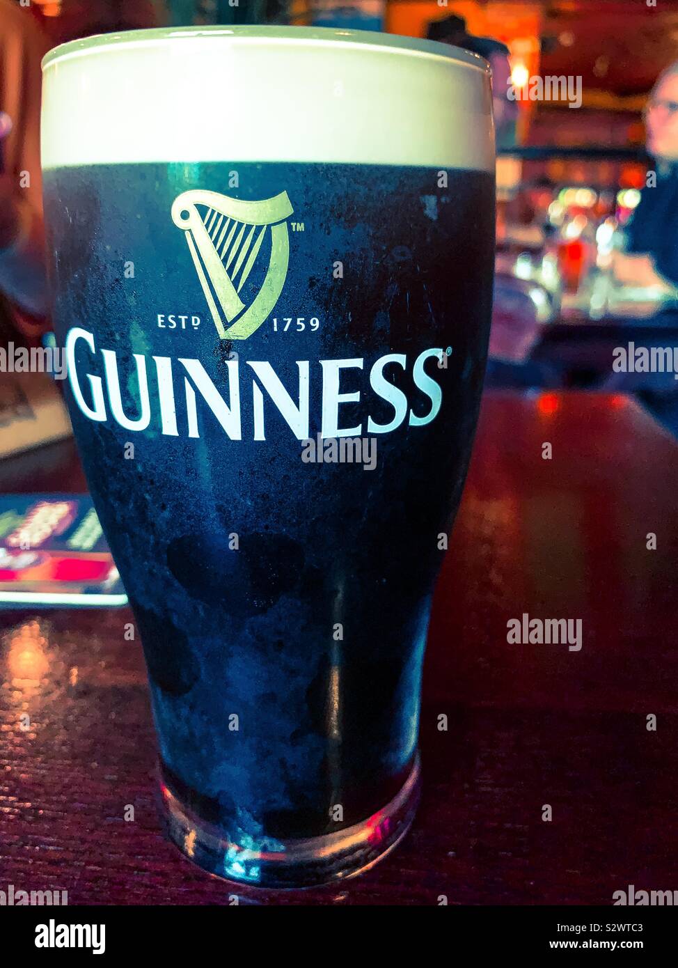 La pinta di Guinness in un Pub di Dublino in Irlanda Foto Stock