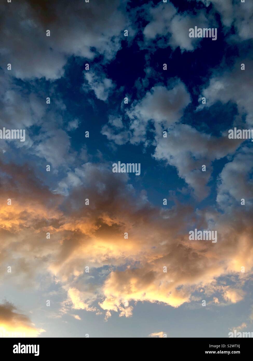 Nuvole di ombre e illuminata dal sole Foto Stock