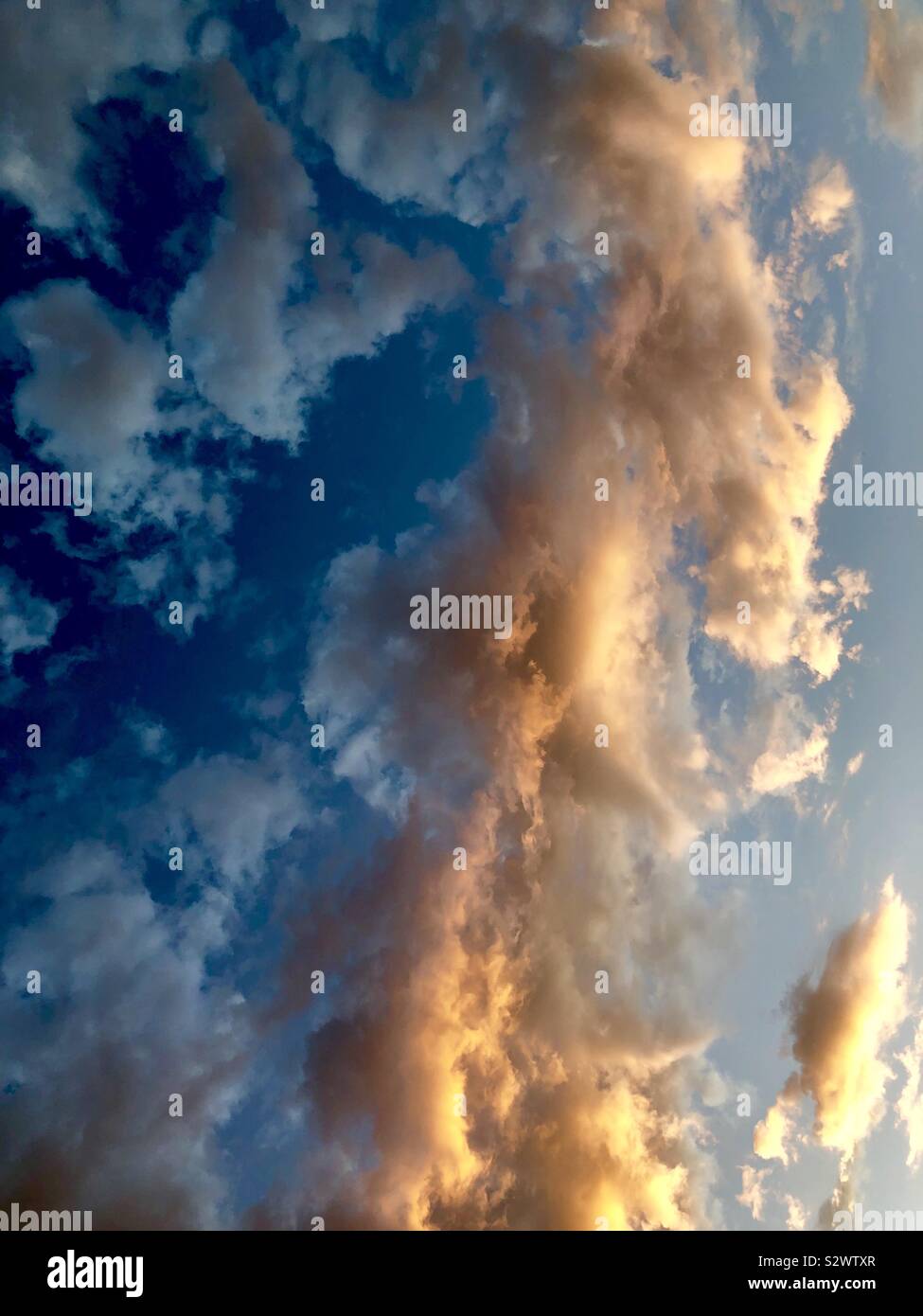 Ombra nuvole e nuvole illuminate dal sole Foto Stock