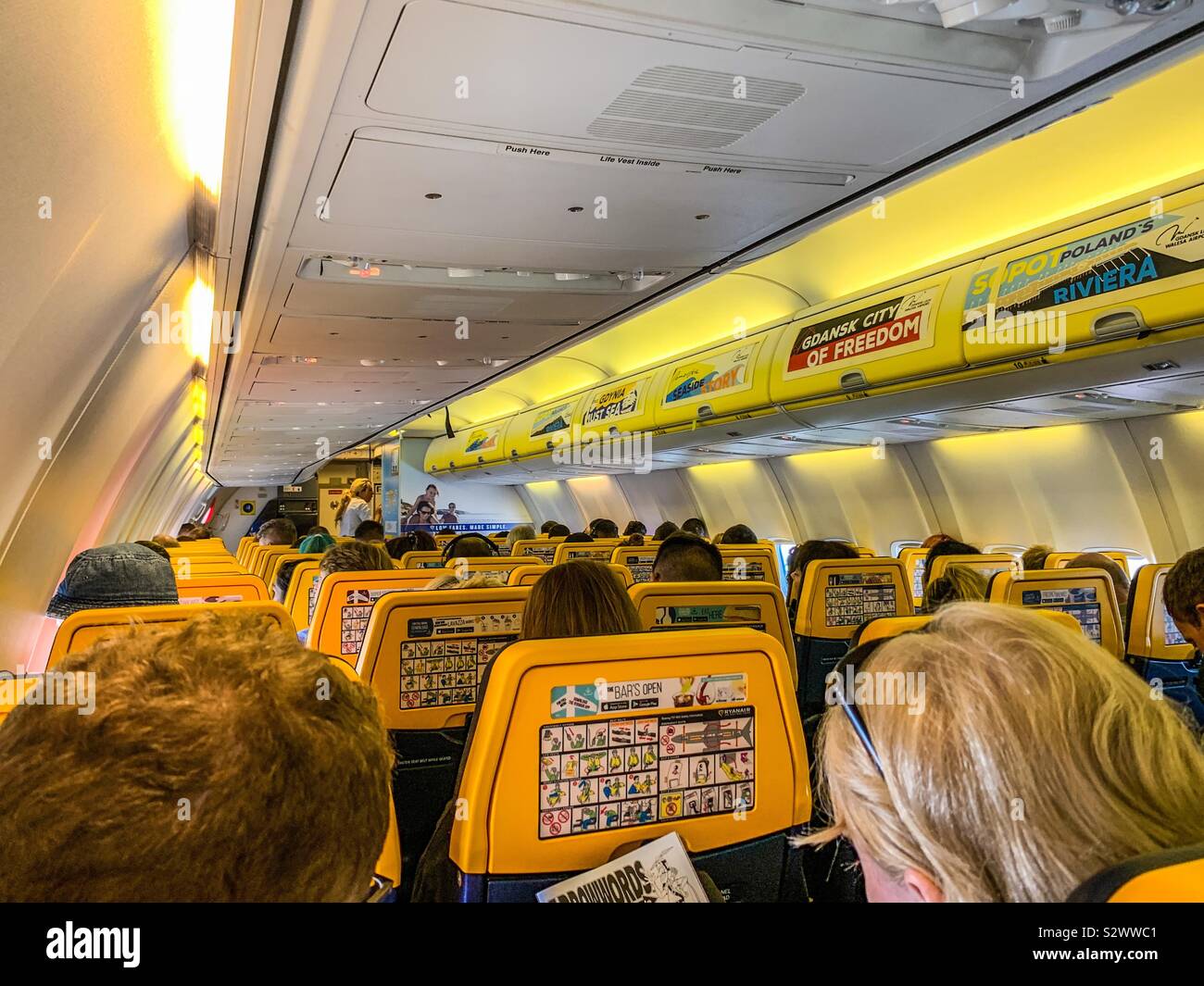 All'interno della cabina di un volo Ryanair Foto Stock