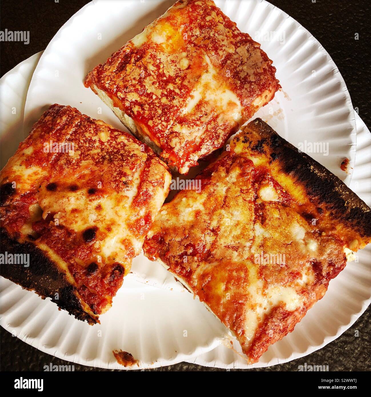 Siciliano di fette di pizza, L&B Spumoni giardini, Brooklyn, New York. Foto Stock