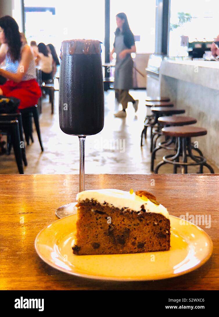 Bevanda al cioccolato con la torta di carote - Immagine stock catturata con smartphone